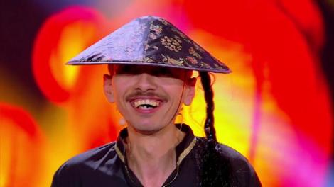 Bendeac are o criză de râs! El este Râsătorul de pe planeta ”Chinezătorilor”!