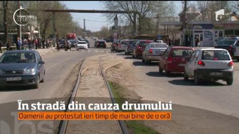 În loc să petreacă duminica în familie, la aer liber, ieri, zeci de şoferi au profitat de vremea frumoasă. în maşini