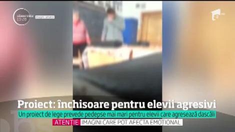 Violenţa în şcoli ar putea aduce mulţi ani de închisoare. Însă doar pentru elevi
