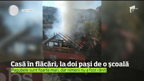 Momente dramatice pe o stradă din Dej, după ce o casă a fost cuprinsă de flăcări imense
