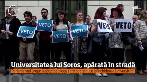 Studenţii Universităţii Central-Europene din Budapesta au manifestat în stradă după ce parlamentul Ungariei a adoptat legea care poate duce la închiderea acestei instituţii