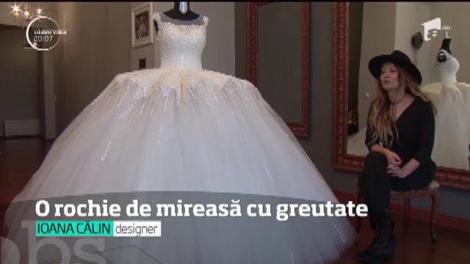 Cea mai grea rochie de mireasă din România are 20 de kilograme şi o trenă de peste doi metri