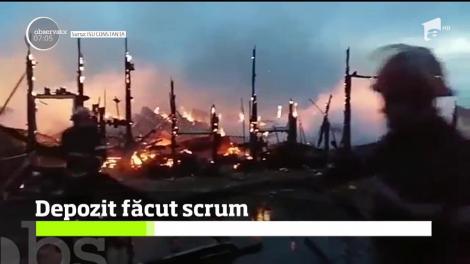 Un depozit cu materiale de construcţii, dintr-o localitate din Constanţa, a fost cuprins de flăcări violente