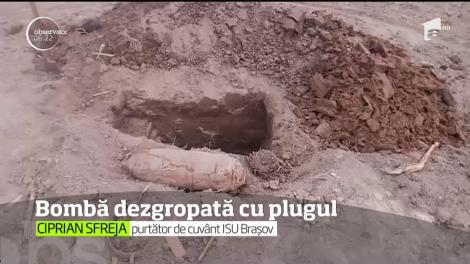 Un bărbat din Braşov a dezgropat o bombă de aviaţie cu plugul şi n-a bănuit o clipă că putea să fie aruncat în aer cu tot cu utilaj