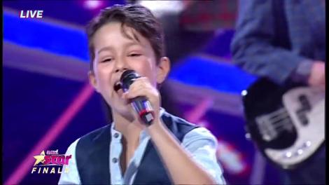 Mihai Bratoșin sparge gheaţa în finală cu “A Fool In love”. Rezultatul? Juriul e în picioare iar aplauzele zgomotoase spun totul: “Trebuie să începi să dai autografe”