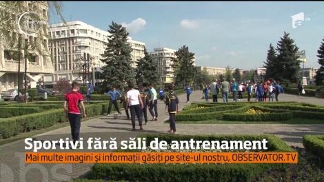 150 de copii de la Clubul Sportiv Municipal Ploieşti s-au antrenat ieri în parcul din faţa Palatului Administrativ. În semn de protest