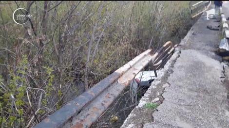 Un tânăr a scăpat ca prin minune cu viaţă după ce a căzut cu maşina de pe un pod, în judeţul Neamţ