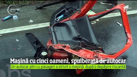 Cinci persoane, printre care şi doi copii, au ajuns în stare gravă la spital, după ce maşina în care se aflau a fost lovită în plin de un autocar plin cu pasageri