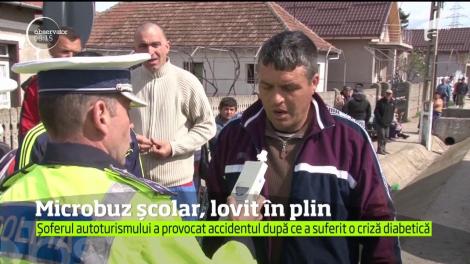 Un microbuz în care se aflau 16 elevi din Mehedinți a fost izbit de o mașină
