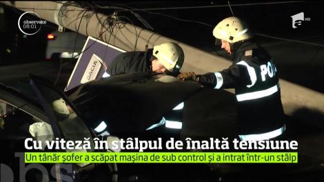 Un tânăr șofer a scăpat mașina de sub control și a intrat într-un stâlp
