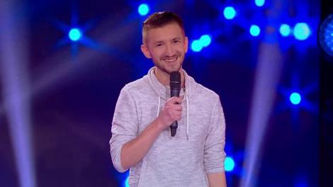 Nu l-aţi uitat, nu? Mirea Paul, un "comediant foarte cunoscut", moment de stand up cu glume psihopate: "M-a recunoscut unul prin Centrul Vechi"