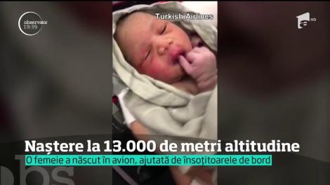 VIDEO VIRAL. Un copil cu... "altitudine"! O femeie a născut în avion, ajutată de însoțitoarele de bord