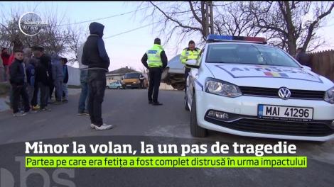 O fetiță de cinci ani a fost grav rănită, după ce maşina condusă de fratele ei a intrat într-un stâlp