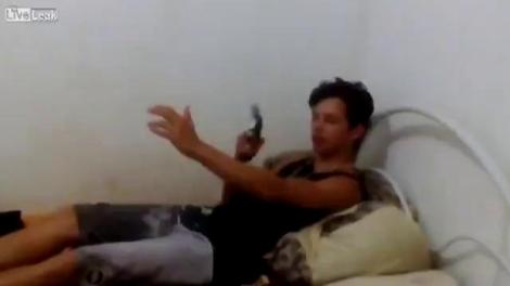 Atenție, VIDEO NERECOMANDAT MINORILOR. Se juca cu pistolul tatălui crezând că e descărcat și ceva șocant s-a întâmplat!