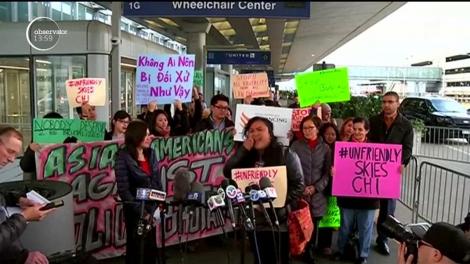 Zeci de oameni au protestat în faţa aeroportului din Chicago, după incidentul cu pasagerul agresat