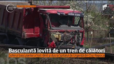 Un tren de călători a lovit o basculantă de dimineaţă, în localitatea Jucu din Cluj
