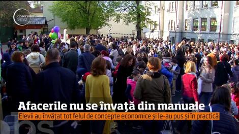 Peste 400 de elevi de clase primare de la Şcoala "Pia Brătianu" din Bucureşti au experimentat de dimineaţă viaţa de antreprenor