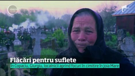 Flăcări pentru suflete. În Copaciu, Giurgiu, localnicii aprind focuri în cimitire în Joia Mare