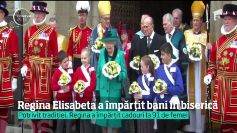În Joia Mare, regina Elisabeta a împărțit bani în biserică. Ce se ascunde, de fapt, în spatele gestului său impresionant