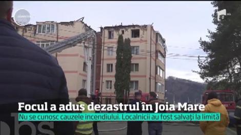 Focul a adus dezastrul în Joia Mare. 18 apartamente sunt complet distruse, iar alte câteva zeci sunt inundate!