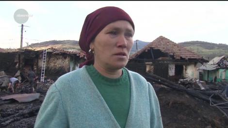 Casele a cinci familii dintr-un sat din Bacău au fost mistuite de un incendiu violent
