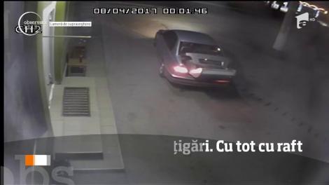 Doi indivizi au furat ţigările dintr-un magazin cu tot cu raft!