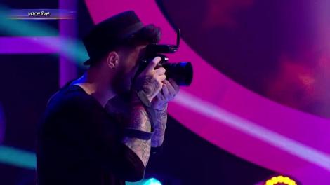 Anda Adam, ca o păpușică!  Dolly Parton a răpit-o și ne-a adus-o total transformată. Ei, dar uite cât de bine o prinde!