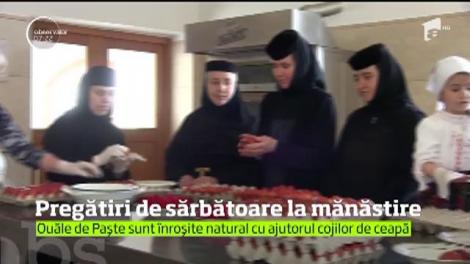 Pregătiri de sărbătoare la mănăstire. O mie de ouă au fost înroşite în Vinerea Mare!