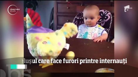 Reacția de milioane a unui bebeluș când vede cum face găina ouă! Râzi cu lacrimi!