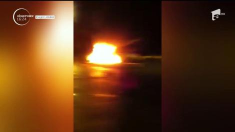 Dumnezeu beţivilor există! Dovadă, un şofer şi prietenii lui au scăpat ca prin minune după ce maşina în care erau a luat foc