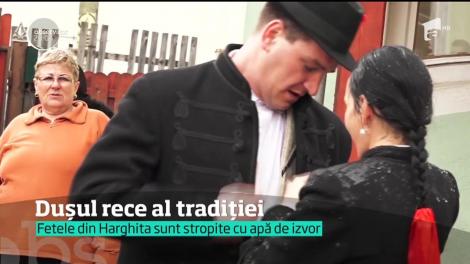 Obiceiuri în a doua zi de Paște: Tradiția stropitului fetelor de măritat