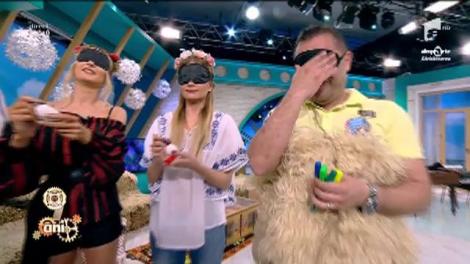 Provocare pe nevăzute pentru Dj Rynno și Sylvia! Artiștii sunt nevoiți să vopsească ouă legați la ochi. Vai, vai, e greu și nelegat la ochi!