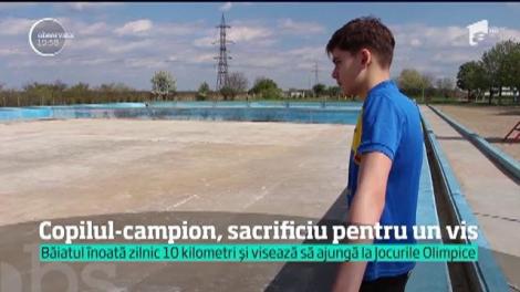 La numai 13 ani, un copil locuieşte singur într-o cameră de hotel din Câmpina, la peste 100 de kilometri de casă. Doar acolo se poate antrena, ca să devină campion la înot