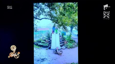 Adevărata față a copilăriei! Cum să te dai pe tobogan pe o ploaie torențială? La cum e vremea de afară, să luăm aminte!