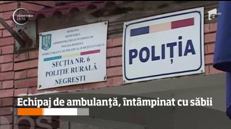 Echipajul unei ambulanţe a scăpat cu viaţă într-un sat din Vaslui, doar pentru că a luat-o la fugă pe un câmp