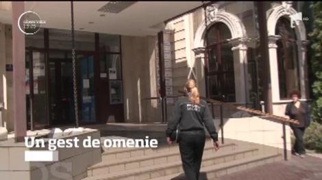 Lecție de cinste și respect! O poliţistă din Hunedoara a găsit 1700 de lei, uitați într-un bancomat