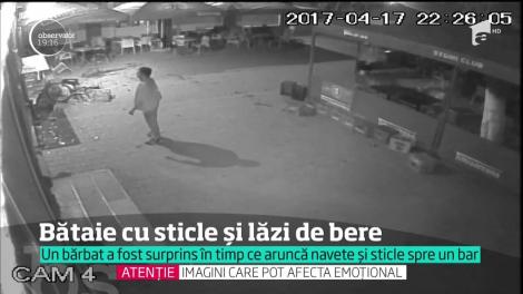 Scene şocante! Un bărbat a fost surprins în timp ce arunca navete şi sticle în faţa unui bar din judeţul Timiş