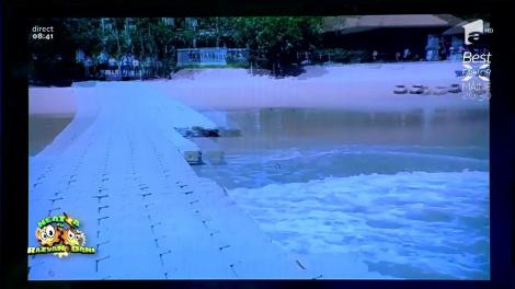 Smiley News: Trotuarul din mijlocul mării!