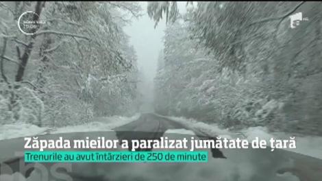 Iarna din mijlocul primăverii creează mari probleme în trafic. Şoferii au rămas blocaţi pe drumuri în zonele unde a nins