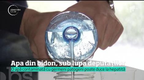 Șocant. Românii care beau apă îmbuteliată sunt ÎN MARE PERICOL. Lichidul poate să aibă şi de 70 de ori mai mulţi microbi decât limita admisă