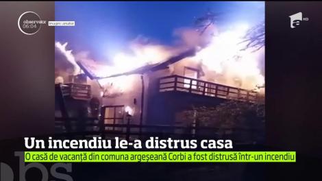 O casă de vacanță din comuna argeșeană Corbi a fost distrusă într-un incendiu