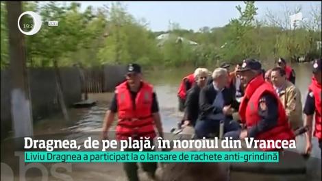 Liviu Dragnea, de pe plajă, în noroiul de la Vrancea