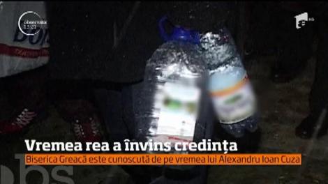 Frigul şi ninsoarea au învins credința oamenilor care au vrut să ia agheasmă de la Biserica Greacă din Brăila