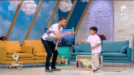 S-a lăsat cu întreceri în platoul de la ”Neatza”! Tudor, băiețelul lui Răzvan, e expert în kendama și mers pe bicicletă!