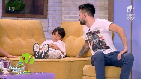 Florin Ristei învață secretele jocului Kendama de la Tudor, fiul lui Răzvan Simion