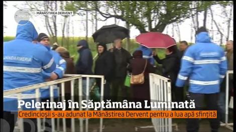Credincioși din toată țara s-au adunat la Mănăstirea Dervent, din judetul Constanta, pentru a lua apă sfințită