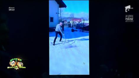 Smiley News: Românul care cosește zăpadă!