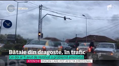 S-au încins spiritele într-o intersecţie din Râmnicu Vâlcea după ce un şofer şi-ar fi prins soţia în maşină cu presupusul amant