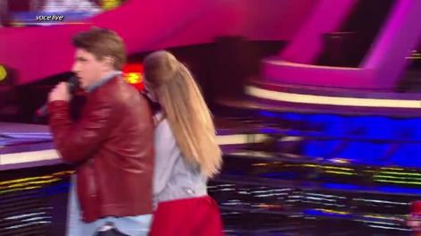 Alex Vasilache, un cuceritor de modă veche. O chitară, o motocicletă și multe cuceriri într-un moment grecesc sută la sută!