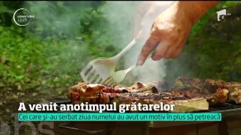 Prin pădurile de la marginea Capitalei, mirosul de iarbă proaspătă a pălit în faţa celui de mici. Românii au încins grătarele astăzi, în ziua de Sfântul Gheorghe